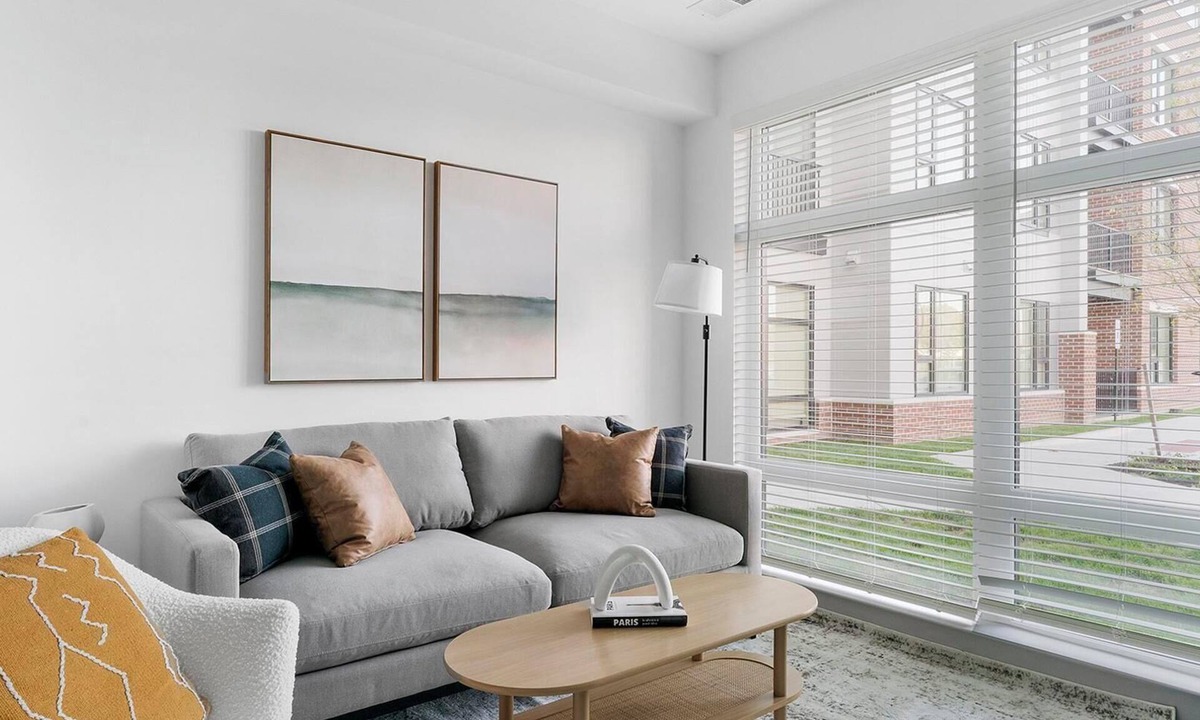 Richmond Apartment | Landing | Chic Studio, Pool, Gym