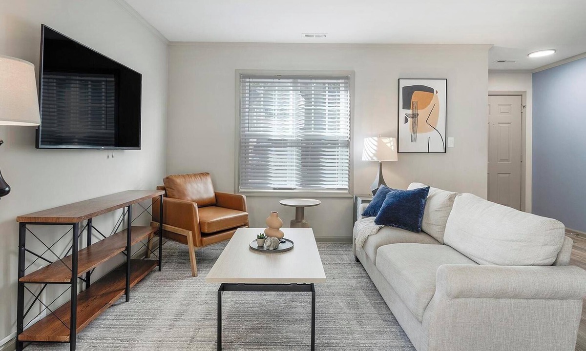 Crabtree Apartment | Landing | Incredible 2BD, Tennis Court, Pool