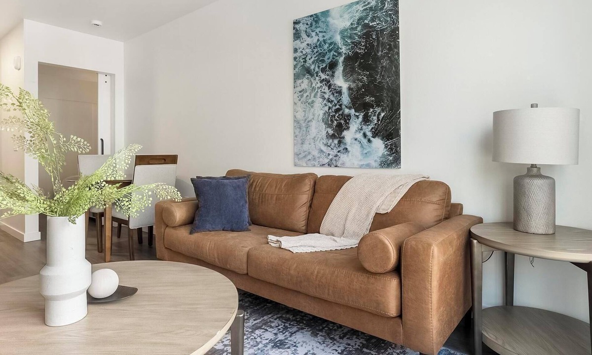 Crown Hill Apartment | Landing | Modern 1BD, Gym
