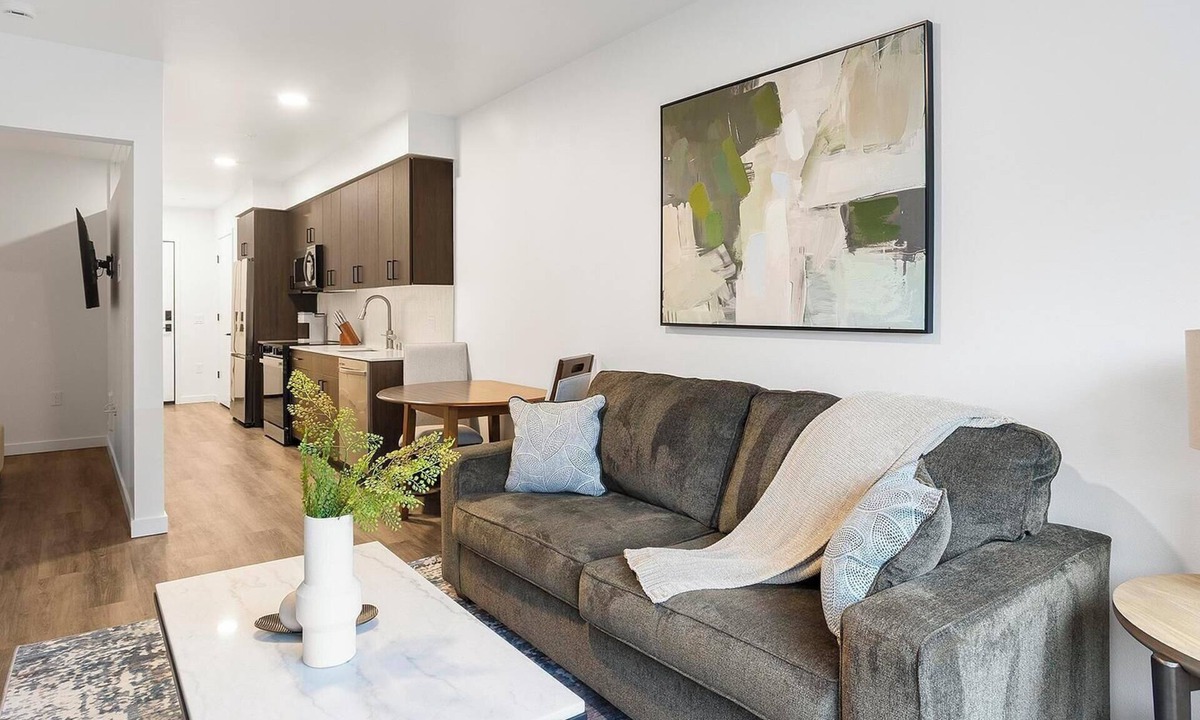 Crown Hill Apartment | Landing | Modern 1BD, Gym