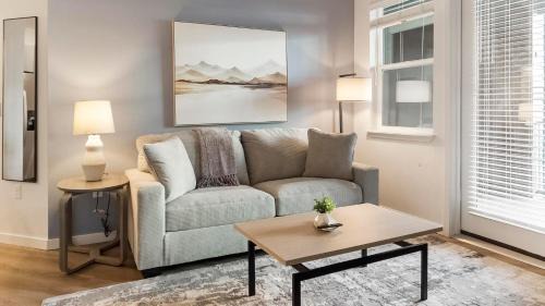 Northgate Apartment | Landing Modern 2BD Gym Pool