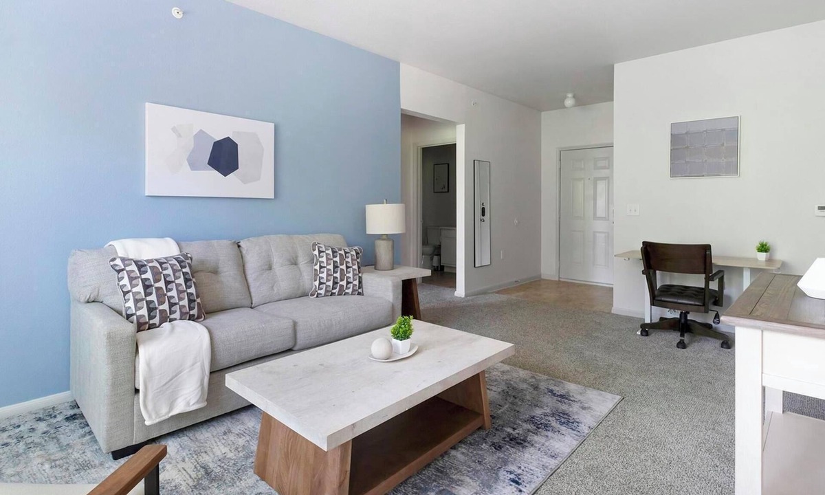 Humble Apartment | Landing | Modern 2BD, Pool, Gym