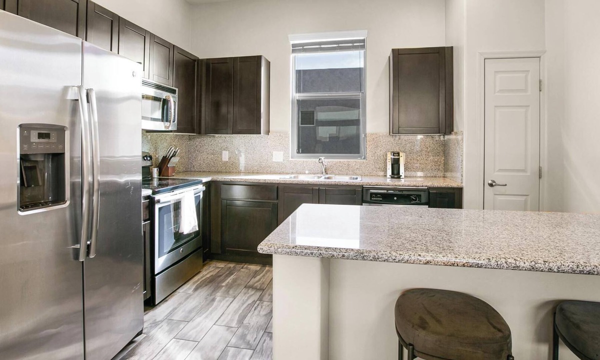 DeBaliviere Place Apartment | Landing | Modern 2BD, Yoga Studio, Gym