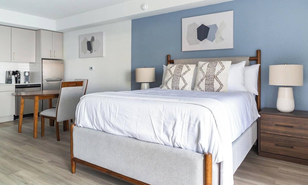 Golden Gate Apartment | Landing | Modern Studio, Yoga Studio, Courtyard