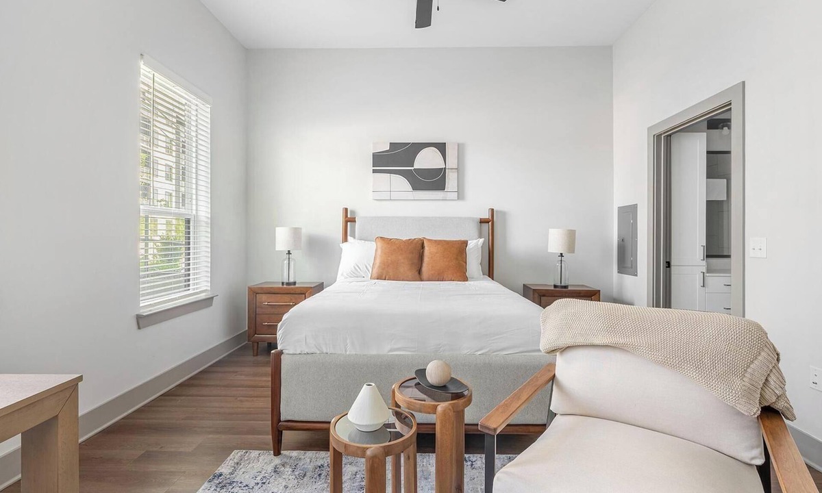 Edgehill Apartment | Landing | Modern Studio, Courtyard, Yoga Studio