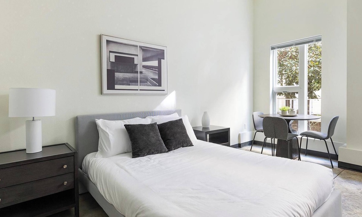Pearl District Apartment | Landing | Modern Studio, Gym, Courtyard