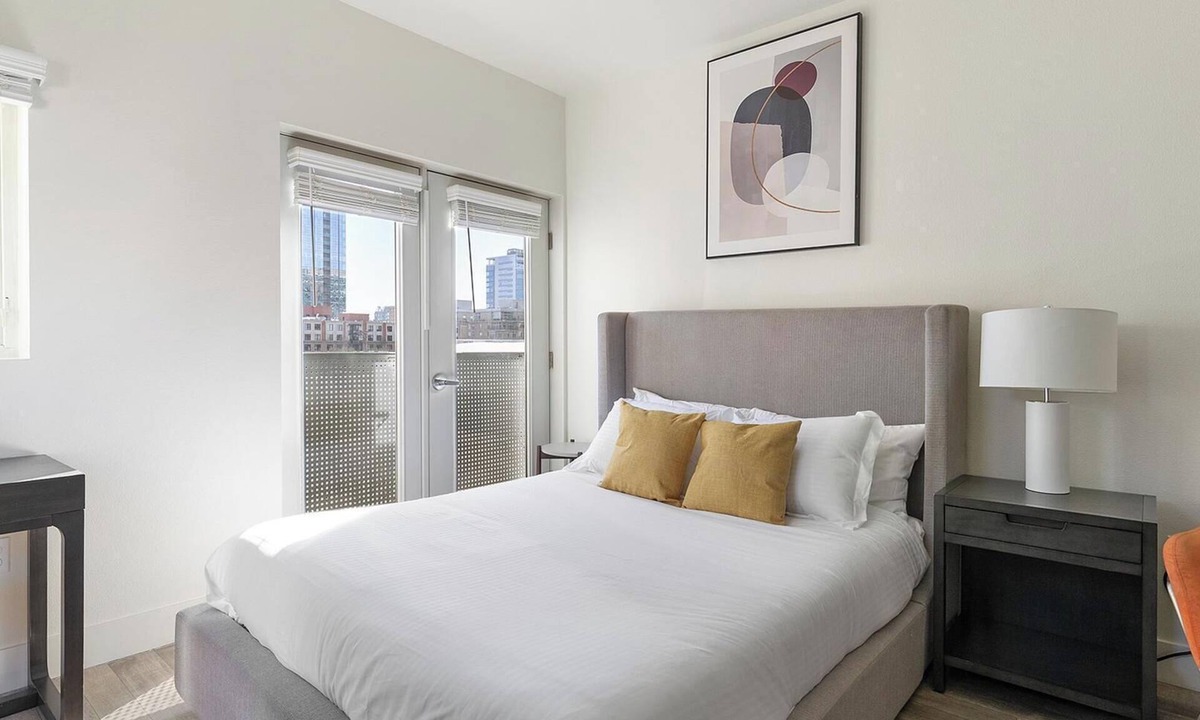 Pearl District Apartment | Landing | Modern Studio, Gym, Courtyard