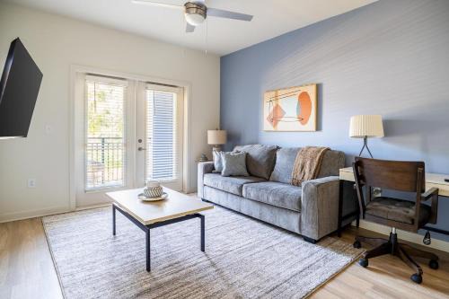 Bellview Apartment | Landing Spectacular 1BD Pool Gym