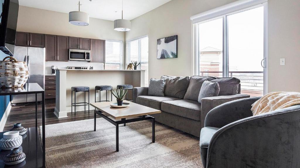 Brady Arts District Apartment | Landing Spectacular 2BD Rooftop Lounge Gym