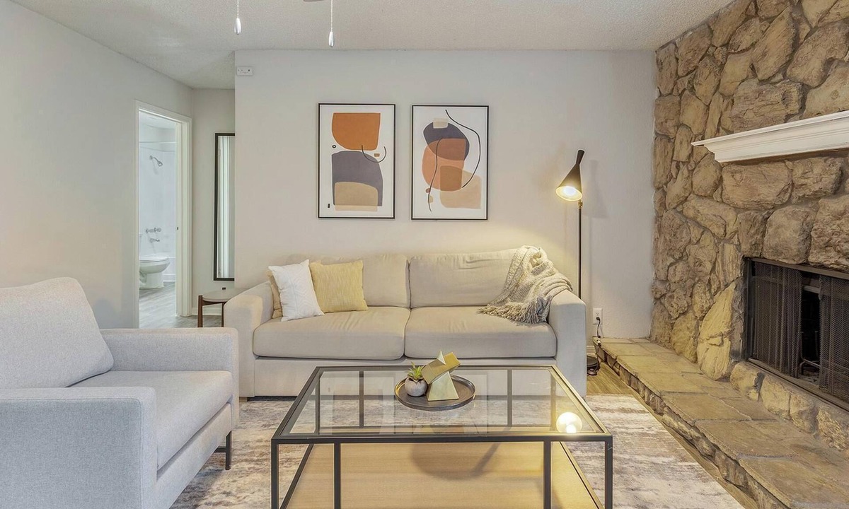 Denton Apartment | Landing | Spectacular 2BD, Gym, Courtyard