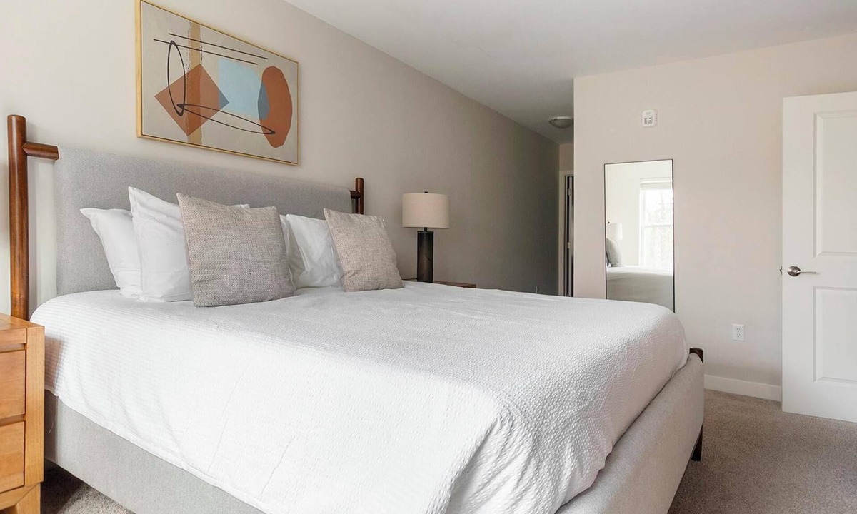 Vernon Apartment | Landing | Spectacular 2BD, Yoga Studio, Game Room