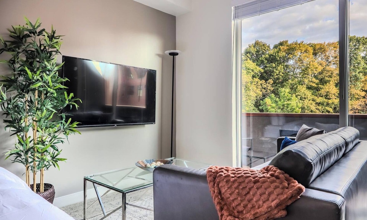 Ithaca Apartment | Landing | Spectacular Studio, Gym