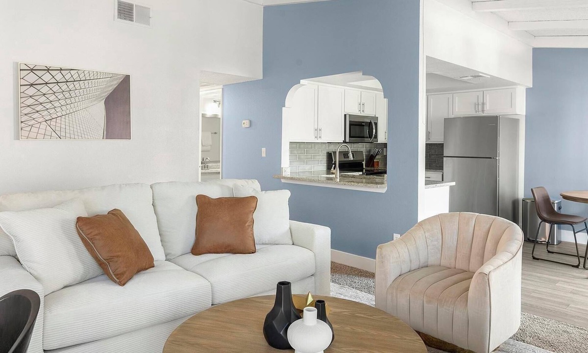 Paradise Apartment | Landing | Stunning 2BD, Courtyard