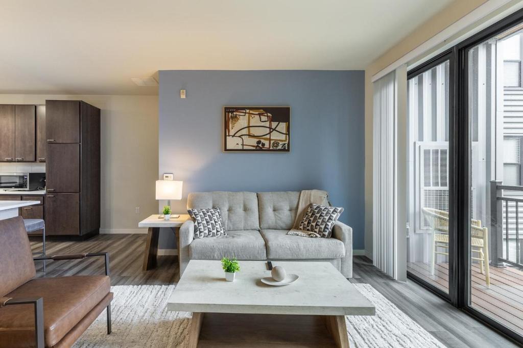 Milwaukee Apartment | Landing Stunning 2BD Courtyard Clubhouse