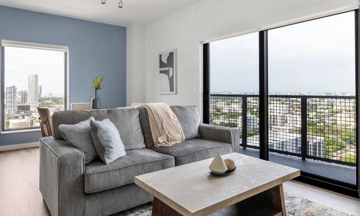 Overtown Apartment | Landing | Stunning 2BD, Pool