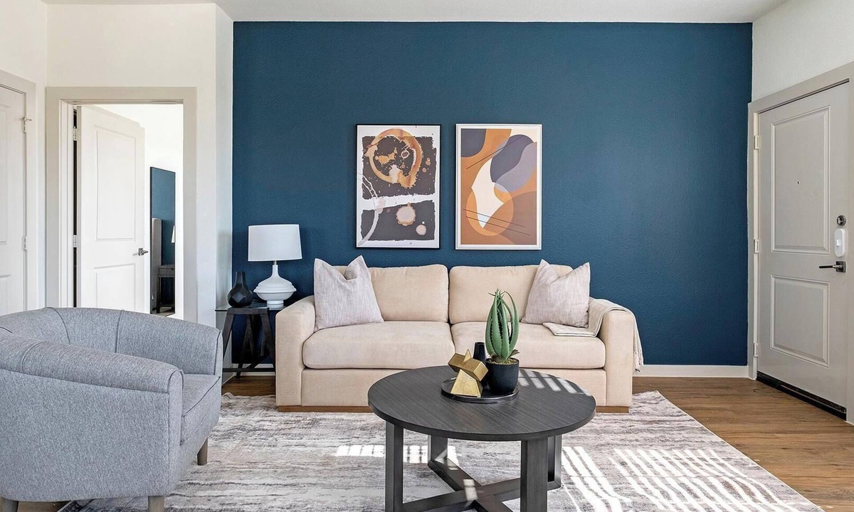 Waller Apartment | Landing | Stunning 3BD, Pool, Gym