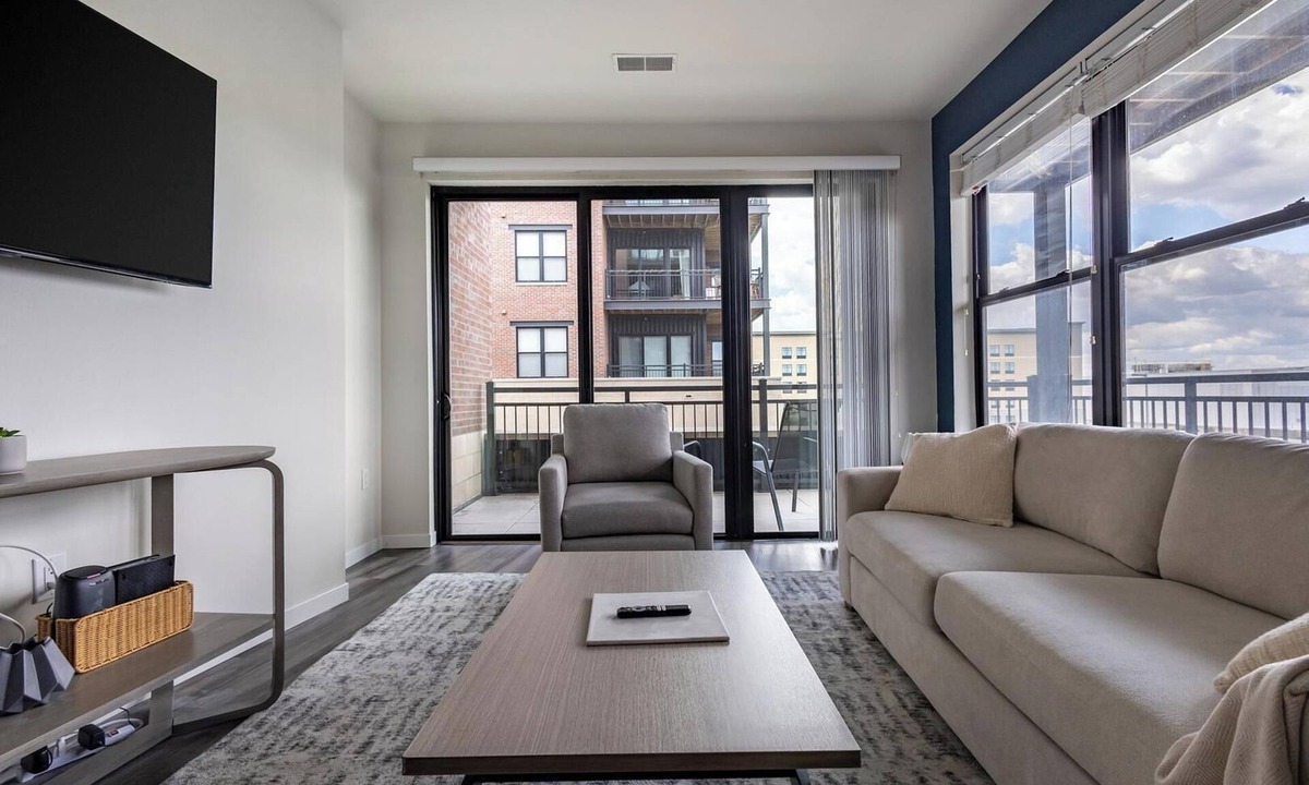 Milwaukee Apartment | Landing | Stylish 2BD, Clubhouse, Gym