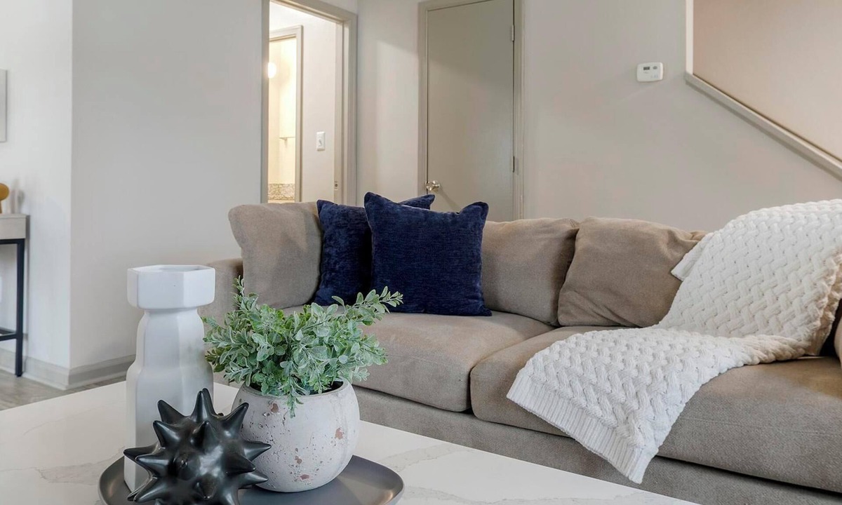 Crabtree Apartment | Landing | Stylish 2BD, Pool, Tennis Court