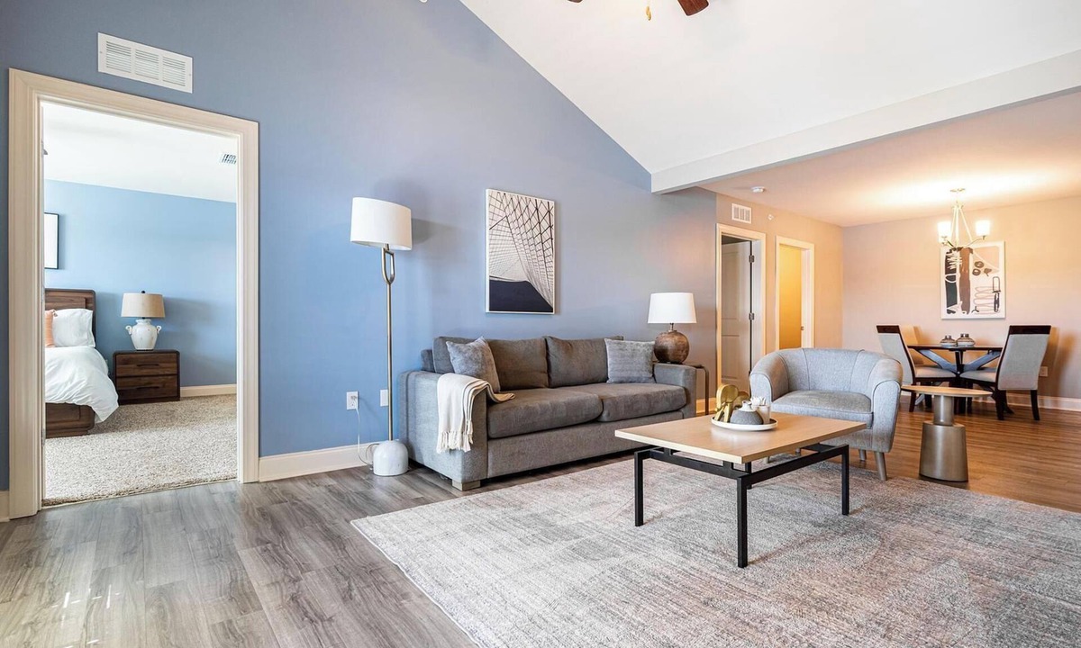 Cocoa Apartment | Landing | Stylish 3BD, Pool, Gym