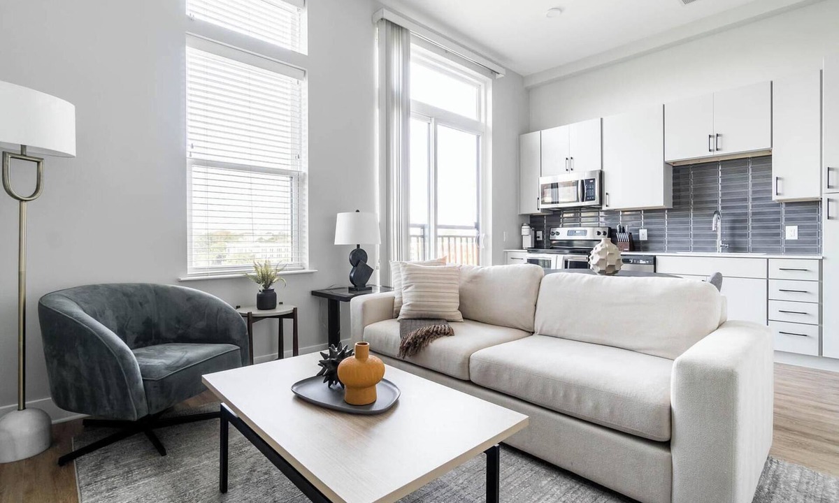 Downtown Apartment | Landing | Stylish Studio, Pool, Gym