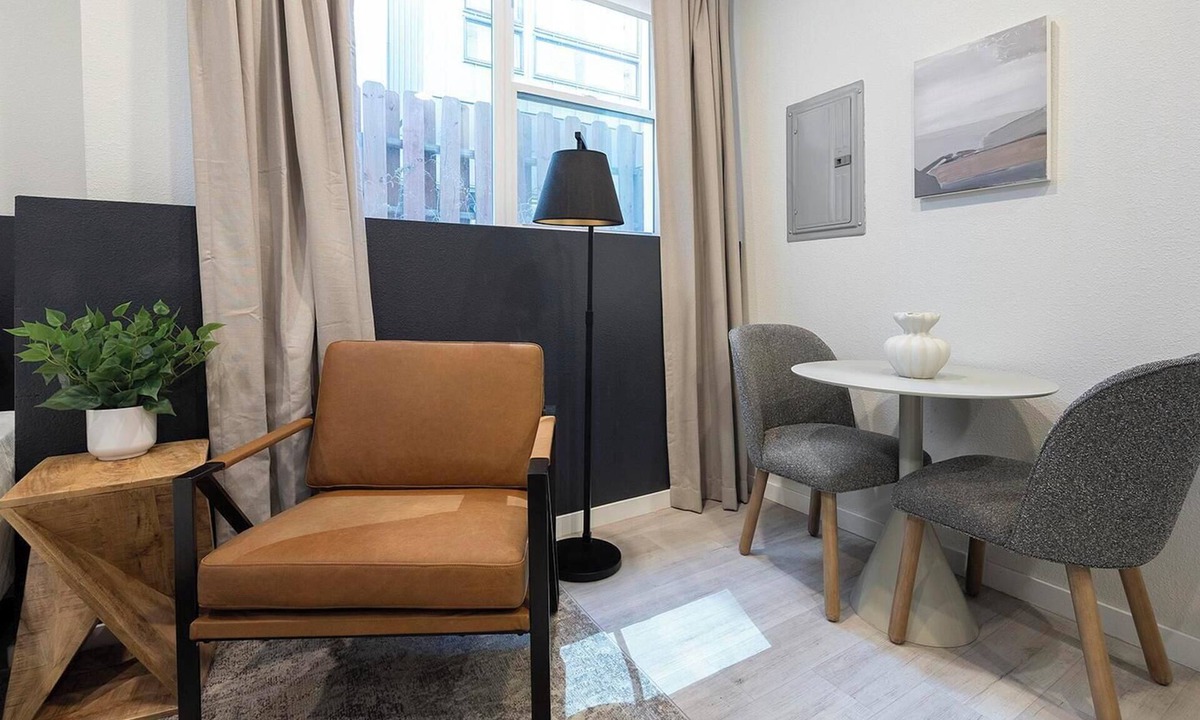 Highland Apartment | Landing | Stylish Studio, Rooftop Lounge