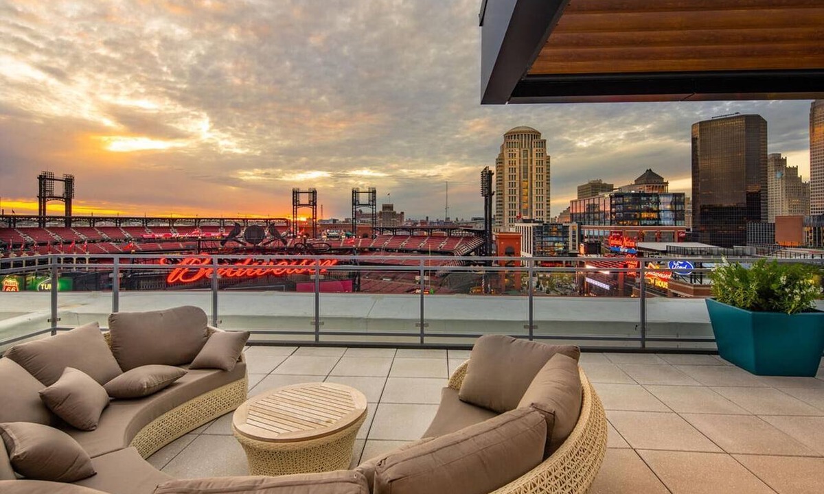Downtown St. Louis Apartment | Landing | Stylish Studio, Gym, Rooftop Lounge