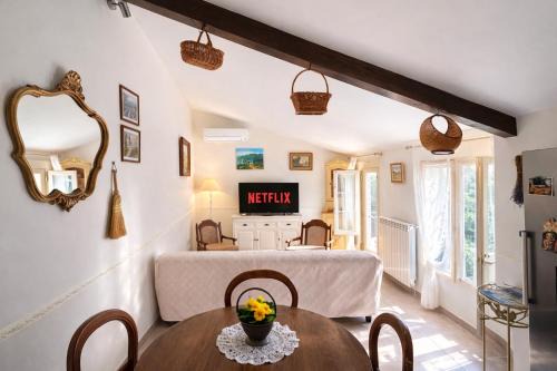 Montfavet Apartment | LaPetite Maison Abigail, Peaceful home in Avignon