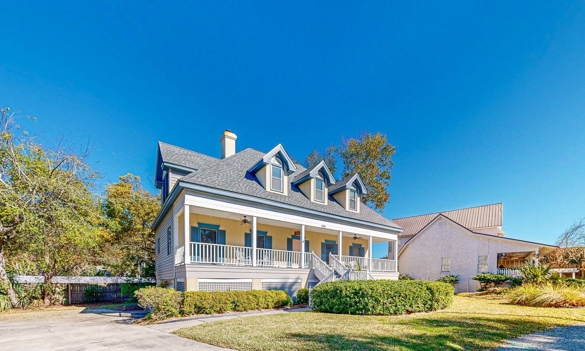King City House | Large 2-level home steps from the pier w/covered porch, WiFi, AC