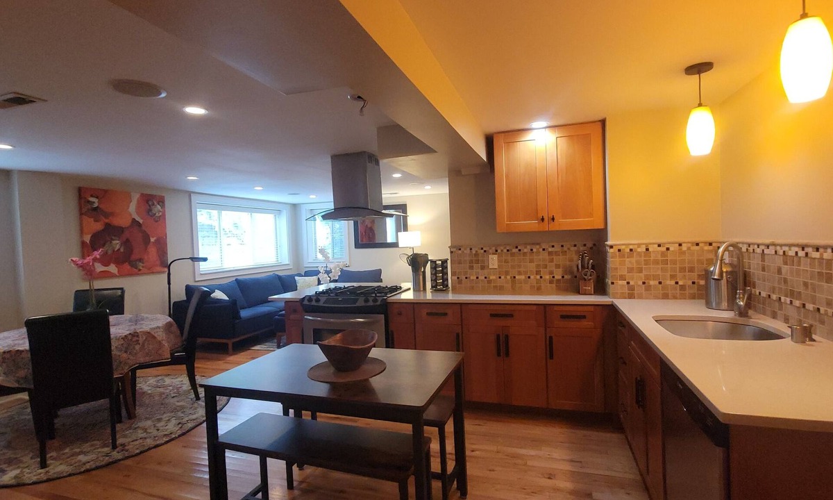 Maple Leaf Apartment | Large 2BR Apartment in North Green Lake