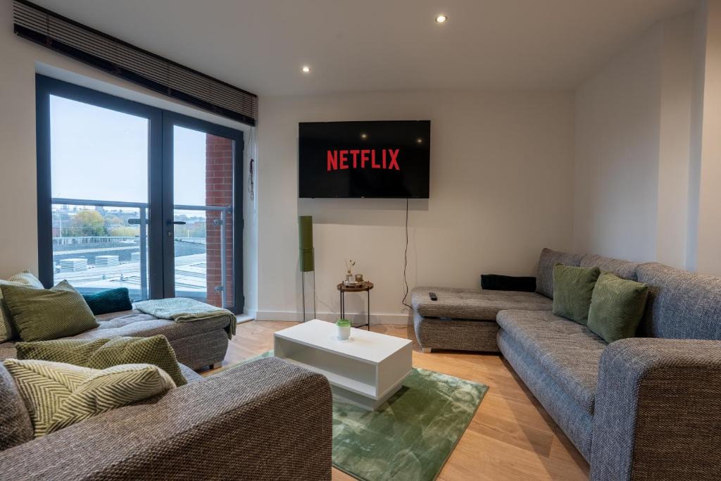 Leeds Apartment | Large 2BR Flat in Heart of City - Sleeps 10