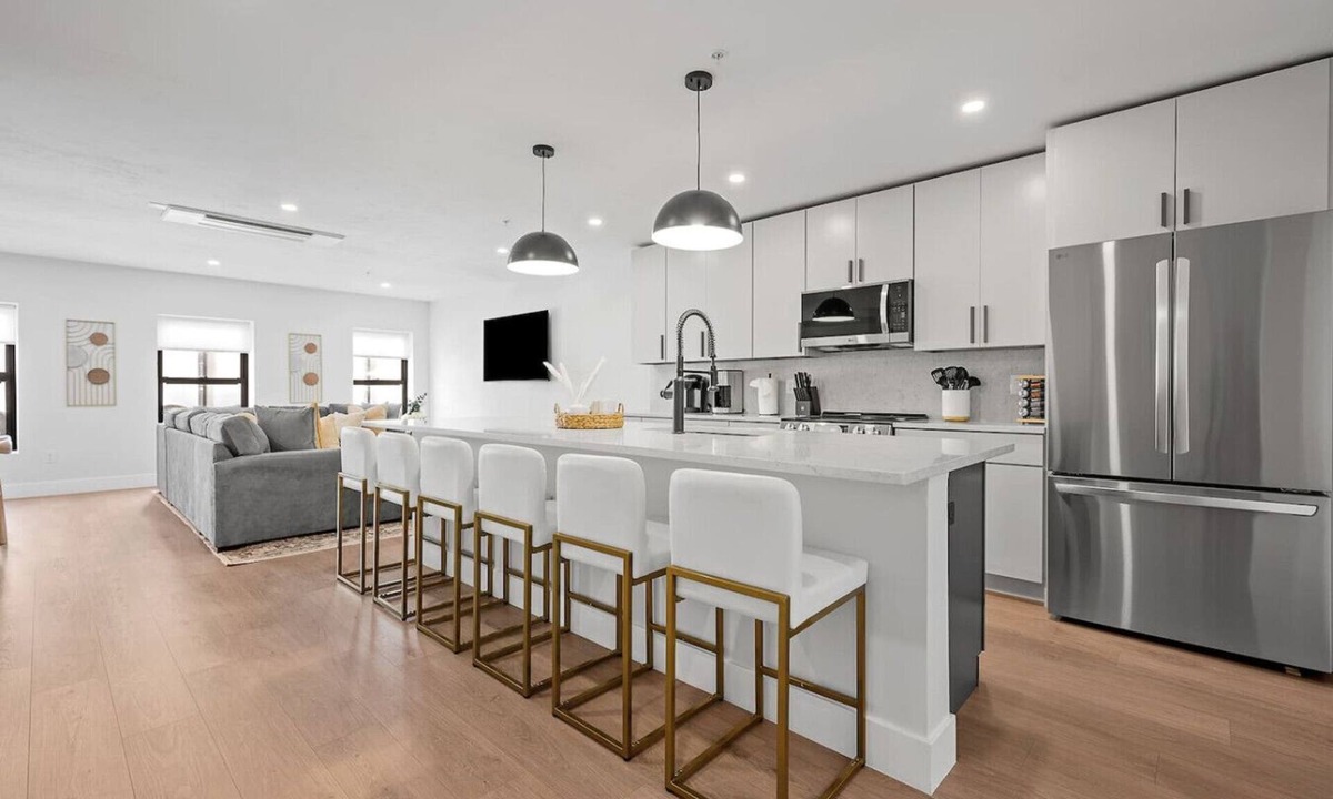Central Business District Apartment | Large 3 BR Apt- Downtown Luxury