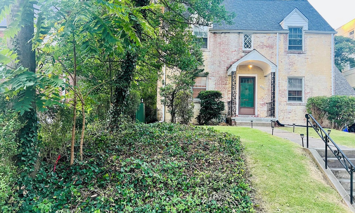 Bethesda House | Large 4-bed home DC's Best Location w/Parking, Walk to Metro, Nightlife, Shops!