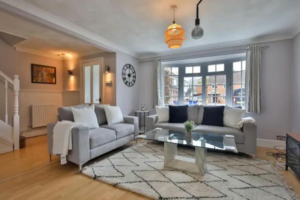 Old Windsor House | Large 4 Bed House near River Thames