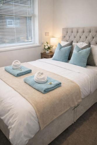 Chester-le-Street Villa | Large 4 bedroom house for Contractors, Large groups or Retreat sleeps 8 people in Durham - NO Smoking Indoor House