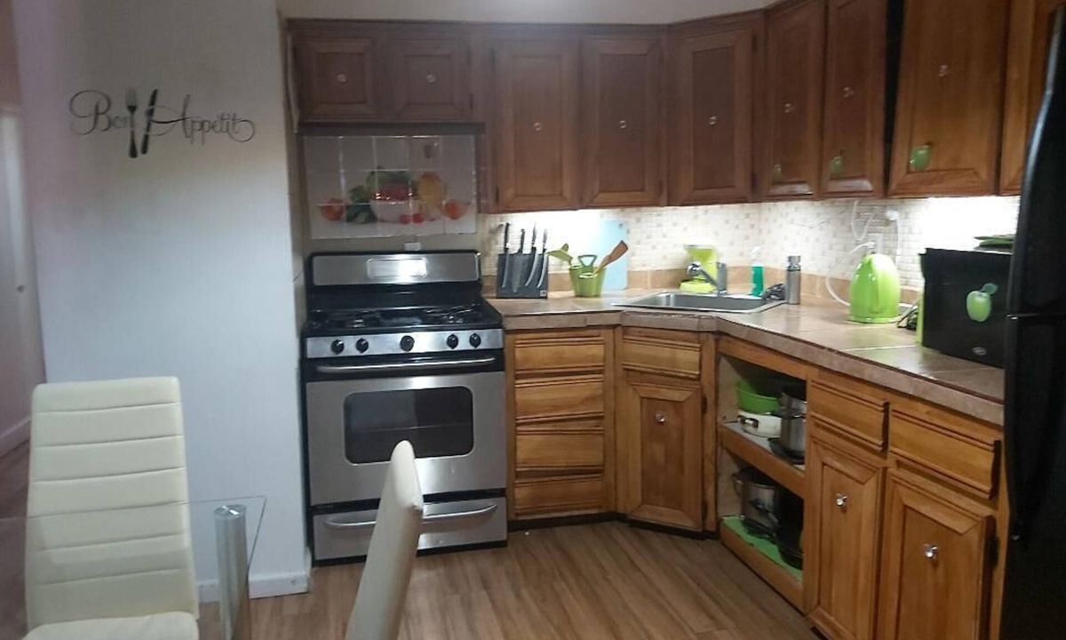 Queens House | LARGE 4 BEDROOMS, 2 BATHS, BALCONY IN REGO PARK