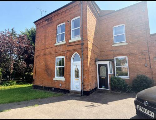 Seisdon House | Large 5-Bed Home with 2 Baths Free Parking