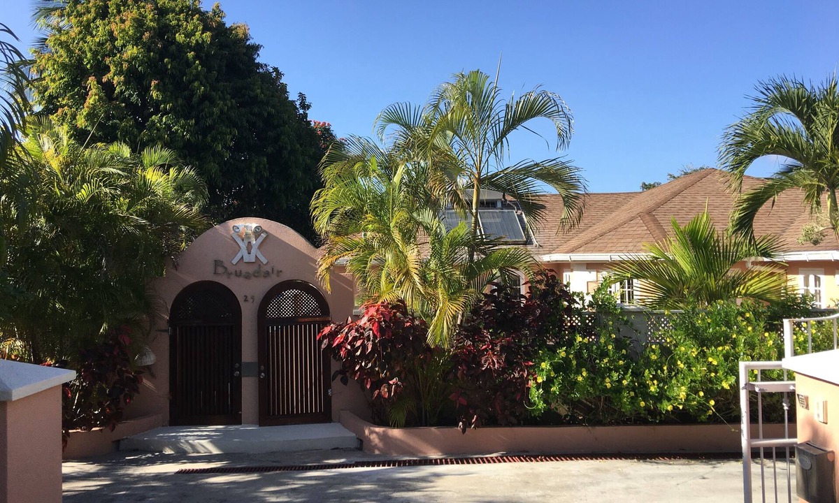 Folkestone Villa | Large 7 Bed Vacation Villa. Sleeps 14. Walking distance beach and amenities