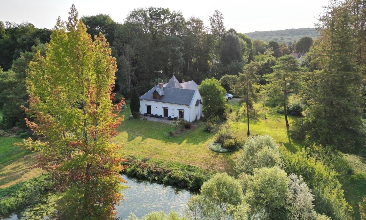 Morigny-Champigny House | Large 7-bedroom house 1 hour from Paris, with pond and near RER C station