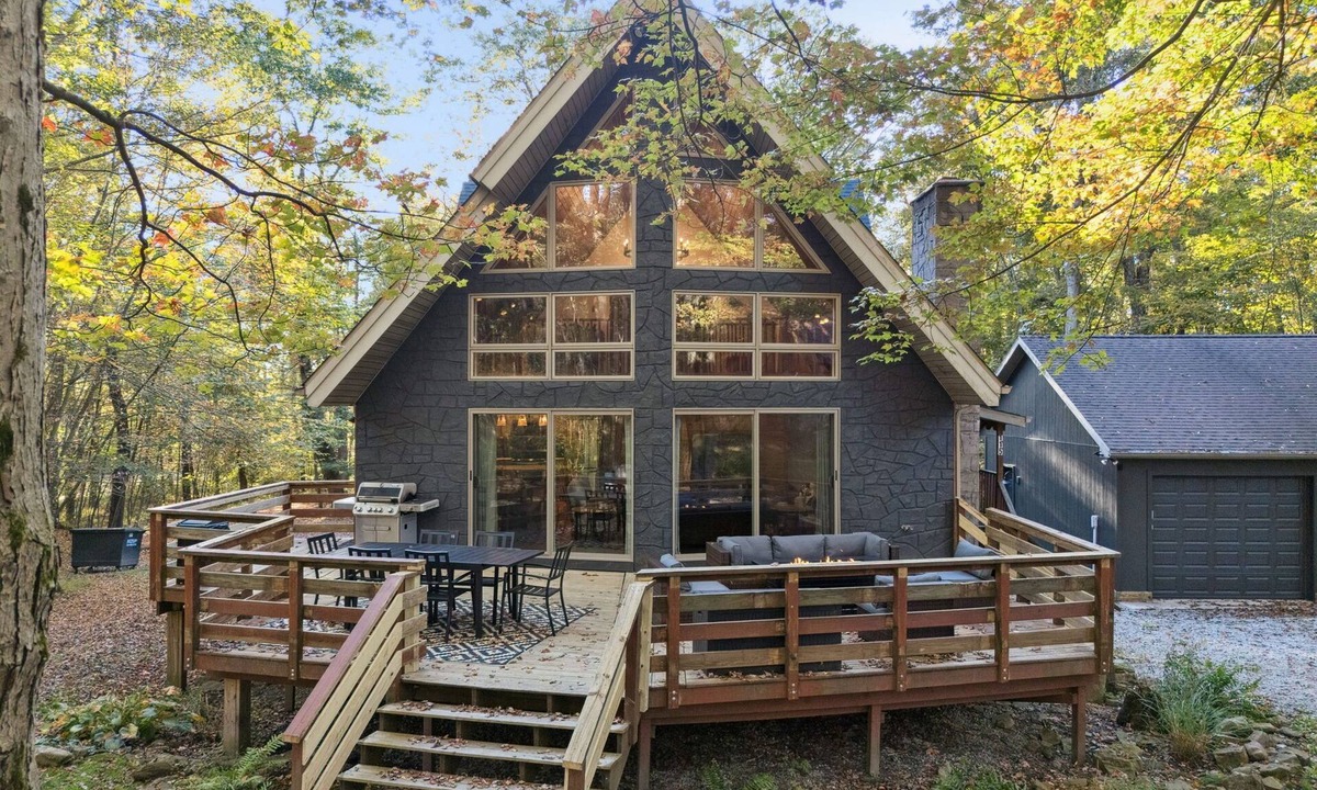 Stahlstown Cabin | Large A-Frame cabin: Golf Sim, Hike, Ski, Sleeps 20, 2 Large Game rooms, Hot Tub