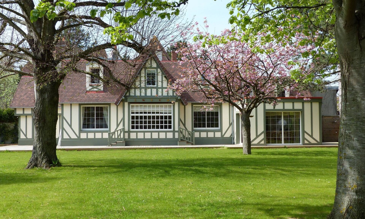 Cabourg House | LARGE AND COMFORTABLE RENOVATED VILLA AND ITS CLOSED GARDEN 200 M FROM THE BEACH