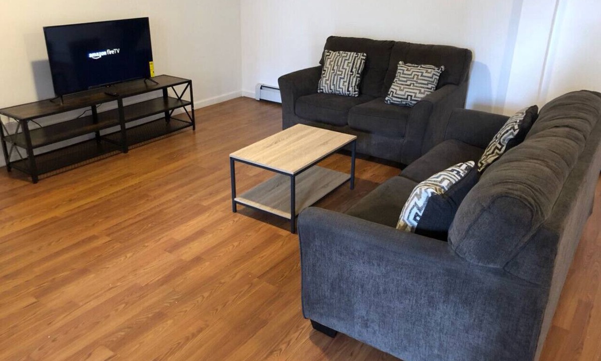 Elizabeth Apartment | Large apartment, direct NYC train 5 min walk, MetLife Stadium World Cup 30 mins
