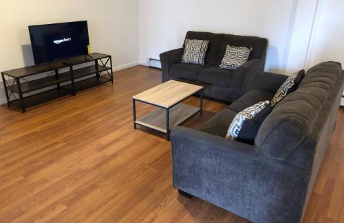 Elizabeth Apartment | Large apartment, sleeps up to 10 people comfortably, direct NYC Manhattan train only 5 minute walk away, MetLife Stadium FIFA World Cup 25 minutes away
