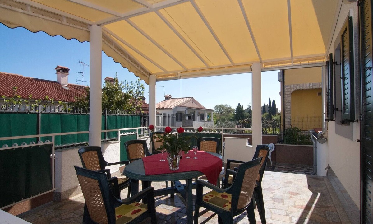 Brulo Apartment | Large apartment with 2 bathrooms including large terrace, close to the sea and the center in Porec
