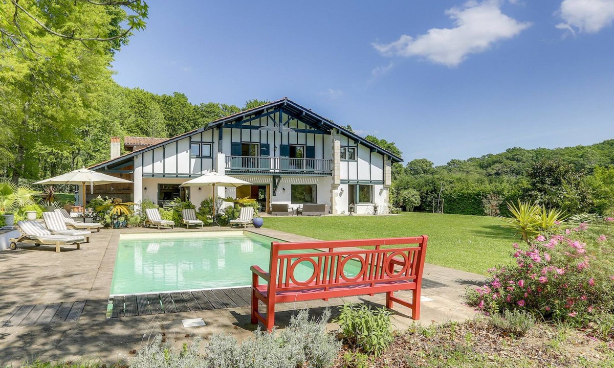 Arcangues House | Large Basque villa with swimming pool near Biarritz