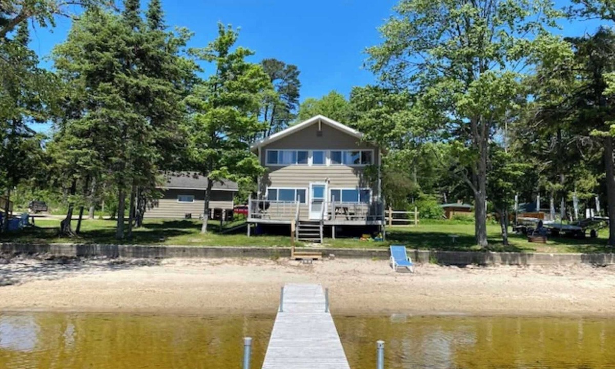 Au Train Cabin | Large Beachside Lodge on AuTrain Lake