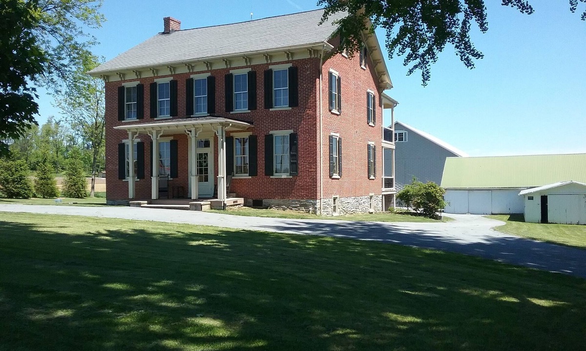 Ronks House | Large Brick Farmhouse located close to Lancaster County Attractions