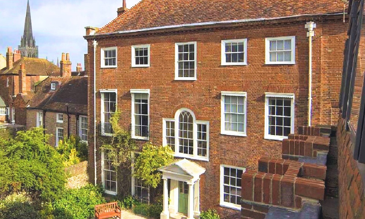Chichester House | Large celebration Town House in Chichester City Centre. Great for groups/families!