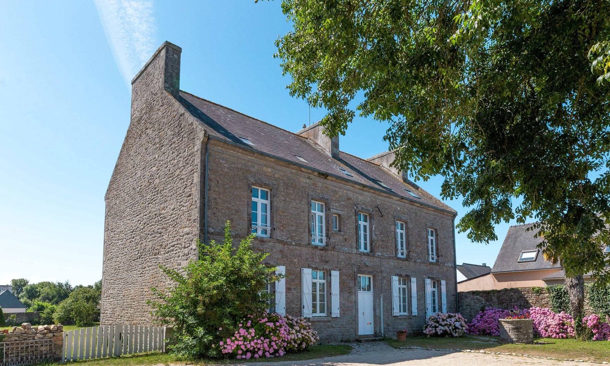 Plomeur House | Large & Charming house / 5 mins from beach / 5 Bedrooms