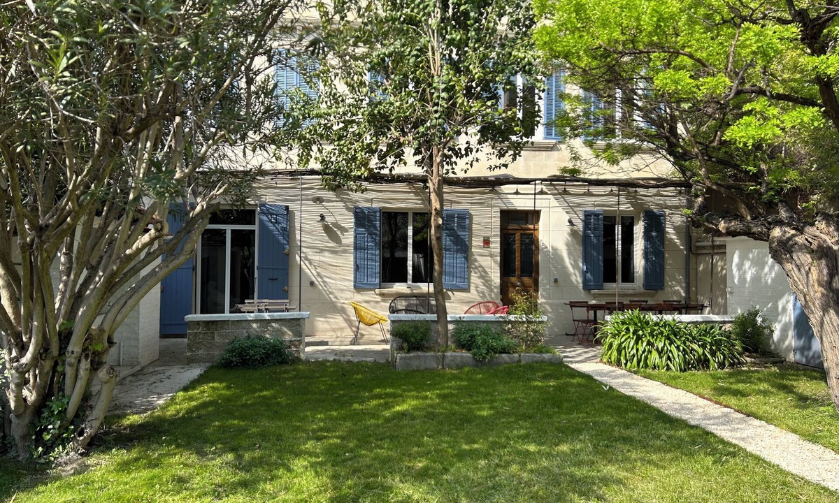Avignon House | Large, charming house with a tree-lined garden and free parking in Avignon