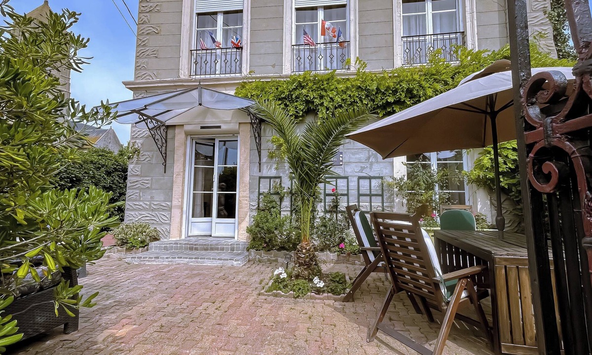 Ver-sur-Mer House | Large, Comfortable, Air-Conditioned Historic House with a Sauna.